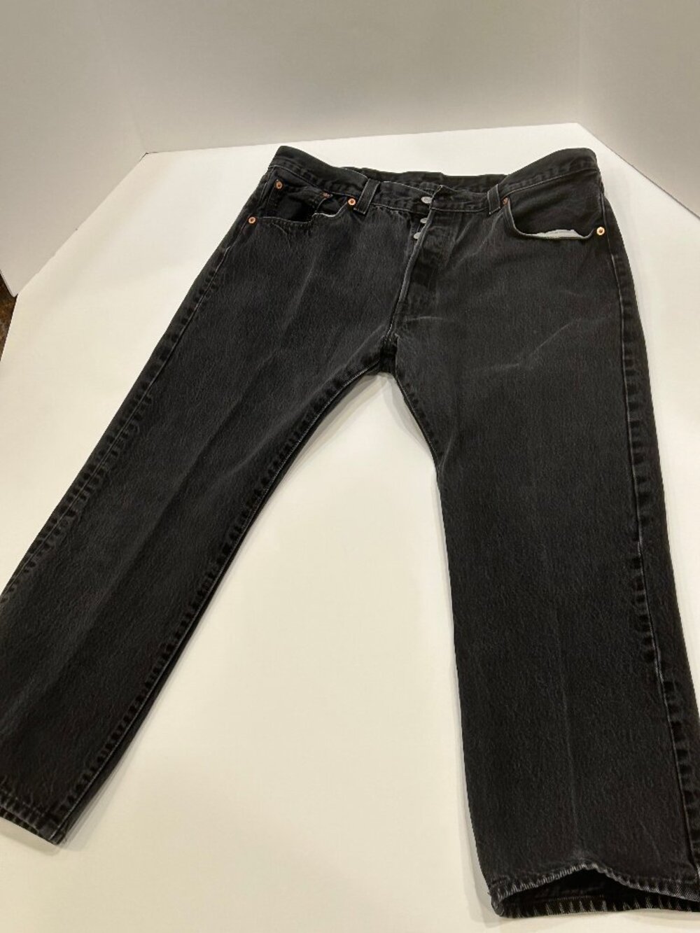 EUC Men's Levi's 501 Jeans in black jean wash, button up fly, W38/ L29